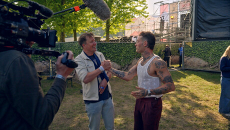 Kan Klaas Douwe Bob muzikaal begeleiden met 1 arm?